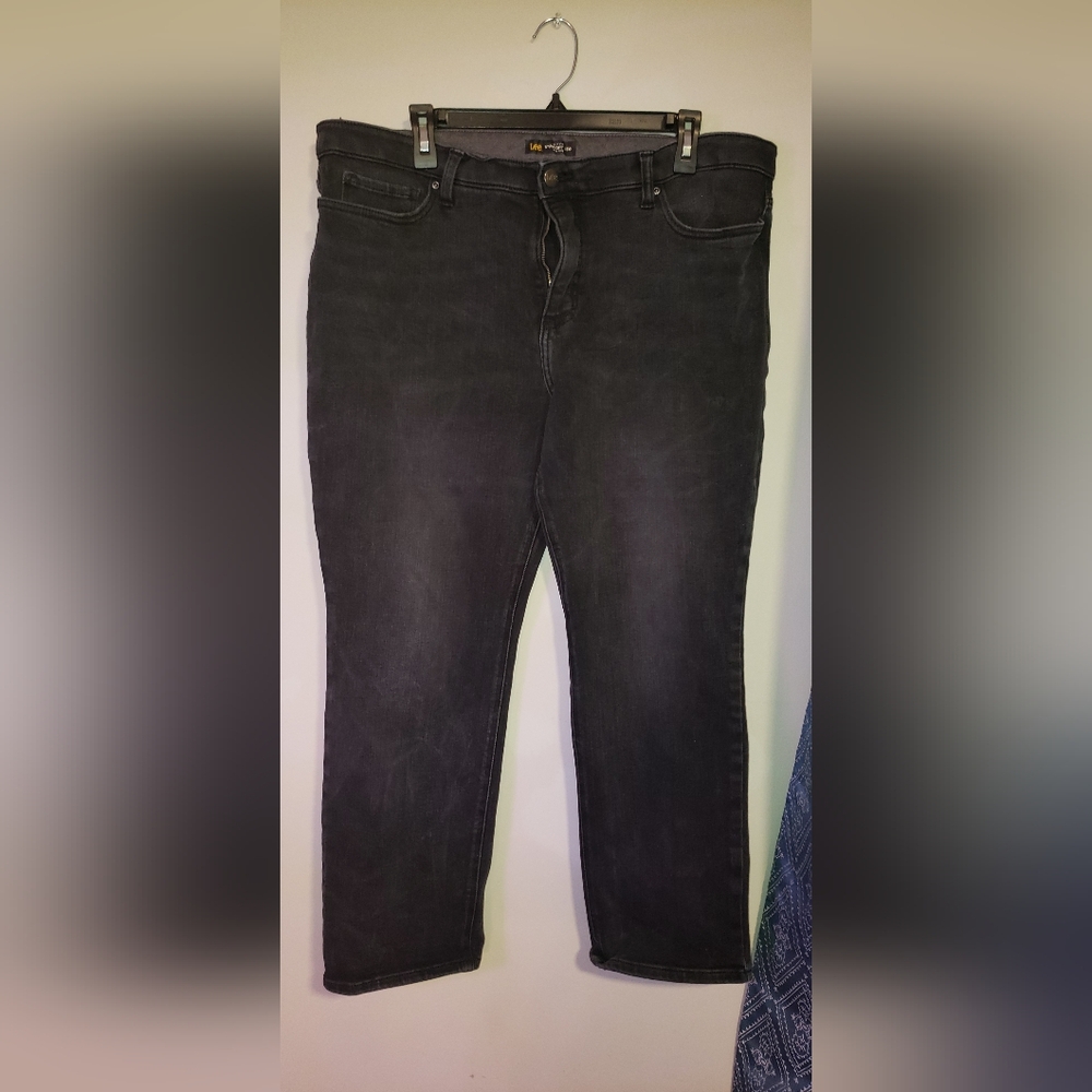 Lee straight leg, mid-rise jean. Size 18 short. Color Black.